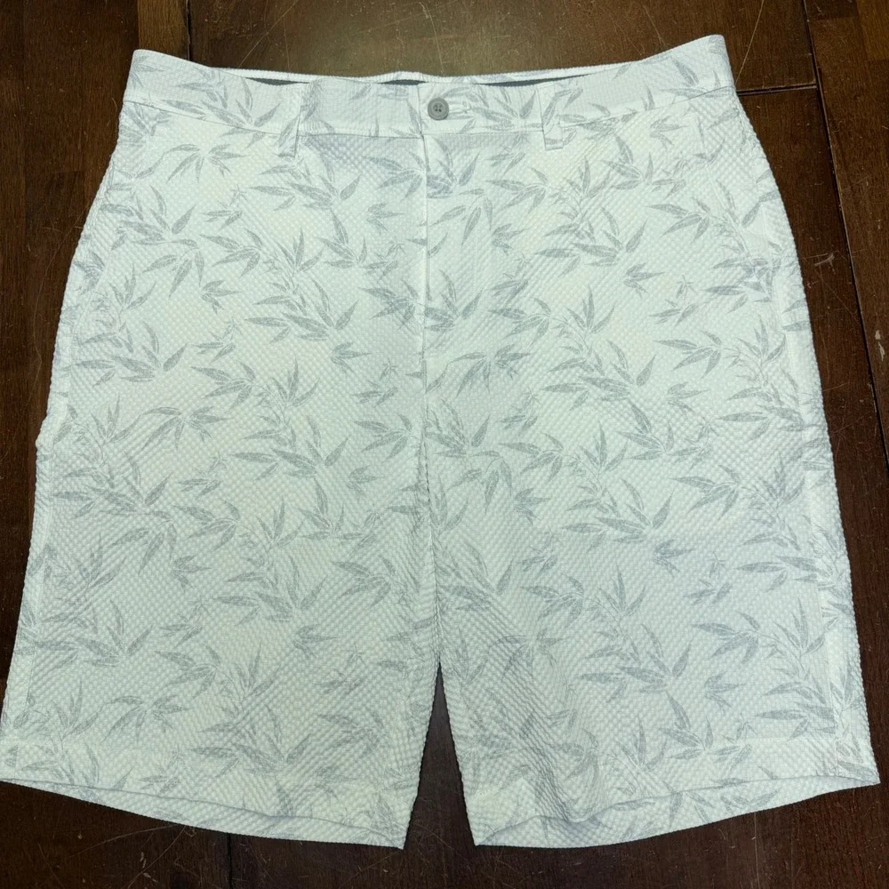 PGA Tour Golf Shorts Mens 34 White Grey Bermuda Bamboo Leaf Print Flat Front
